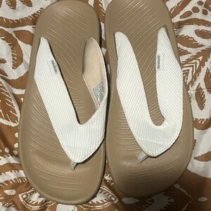 Hey Dude White Strap Tan Footbed Flip Flop Sandals
